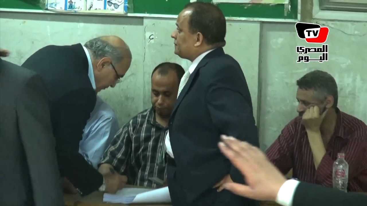«شفيق» يدلي بصوته وسط هتافات «يافلول»