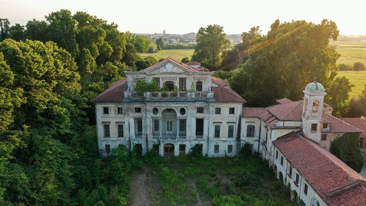 A Look Inside This Incredible Abandoned Mansion