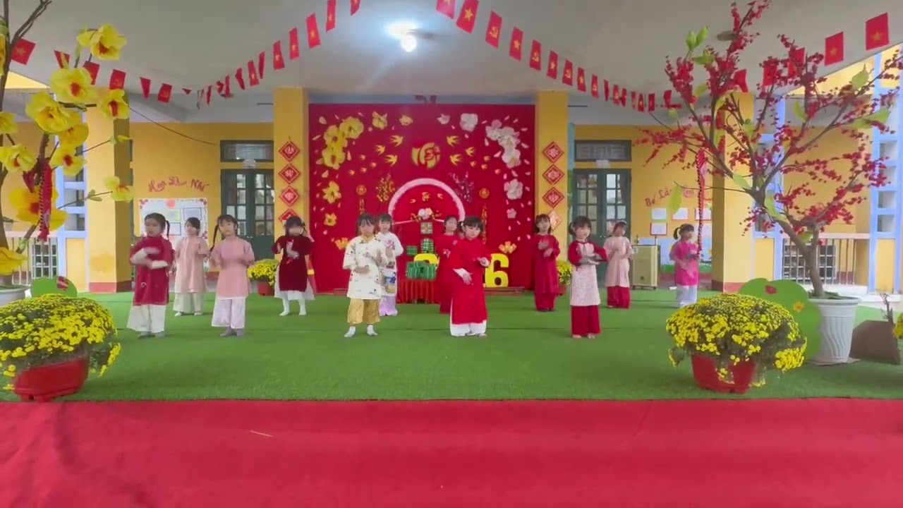Tết Đong Đầy. Bé Uyên Nhi nhảy cùng các bạn