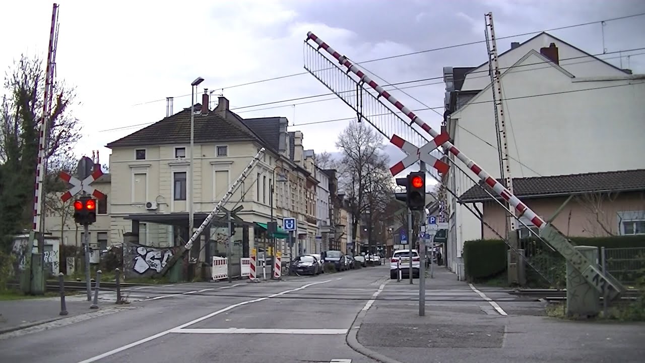 Spoorwegovergang Bonn (D) // Railroad crossing // Bahnübergang