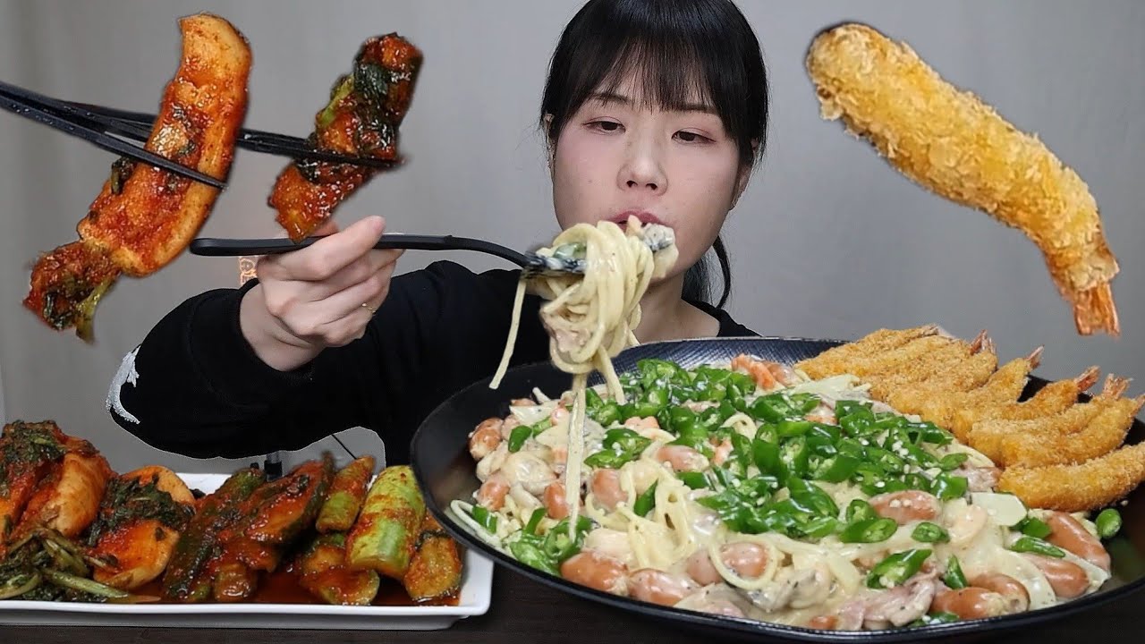 Кимчи из огурцов, холодный кимчи, жареные креветки, острые, макароны, кимчи, мукбанг.