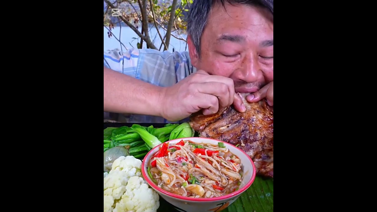 The grilled ribs with steamed mushrooms are very delicious