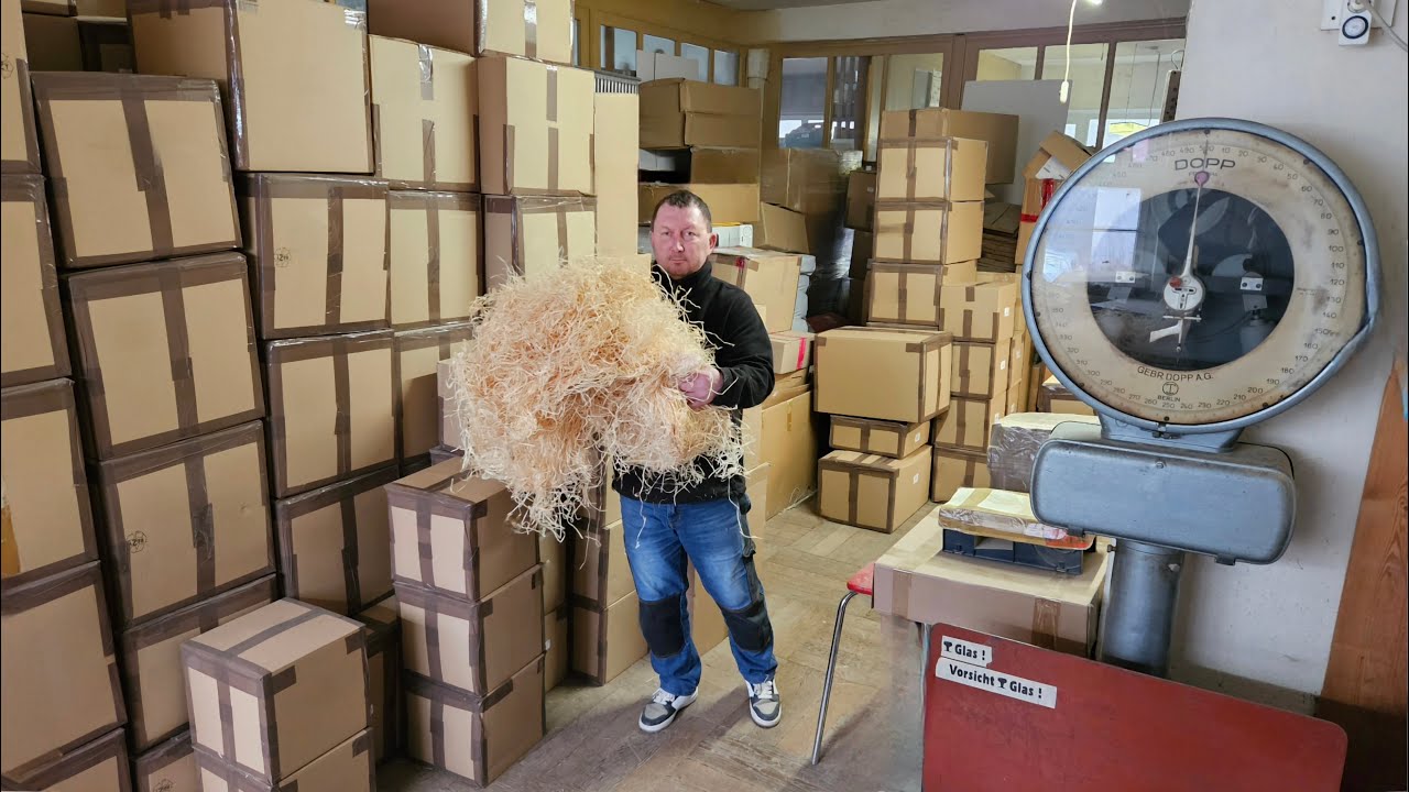 Porzellan mit Holzwolle bruchsicher verpacken