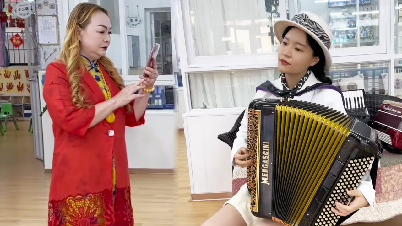 手风琴女孩假装小白应聘音乐老师，一听暖气片园长直接要赶人，《孤勇者》一弹对方直言工资随便开！【李楚然手风琴】