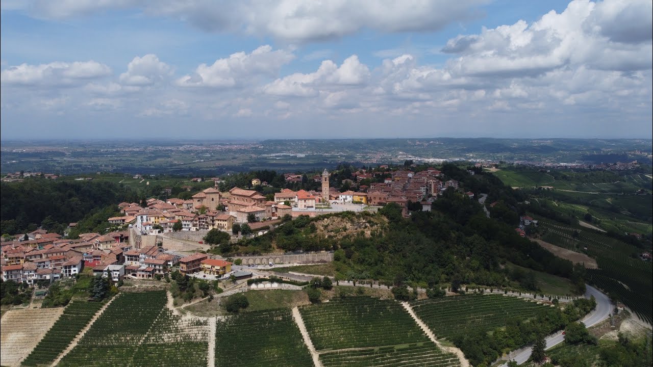 #Wine town La Morra in #Piemont - #Italy // Beautiful #view over the #Hills of #Barolo // theTechtwo