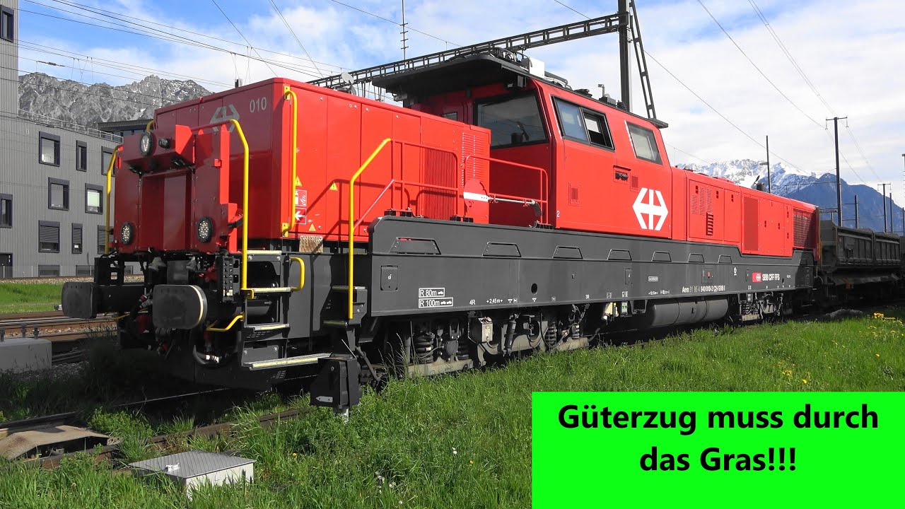 Buchs SG:🇨🇭 Güterzug wird aus Ladegleis duch das Gras gezogen mit SBB Aem 940 010 Hybridlok