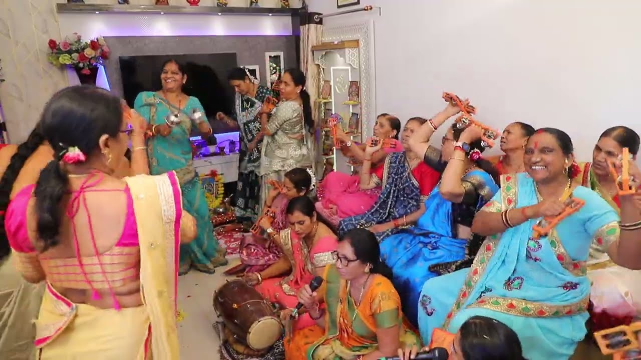 લખેલું છે 🌹નવી ગોપી આવે ને નવું ભજન લાવે🌹