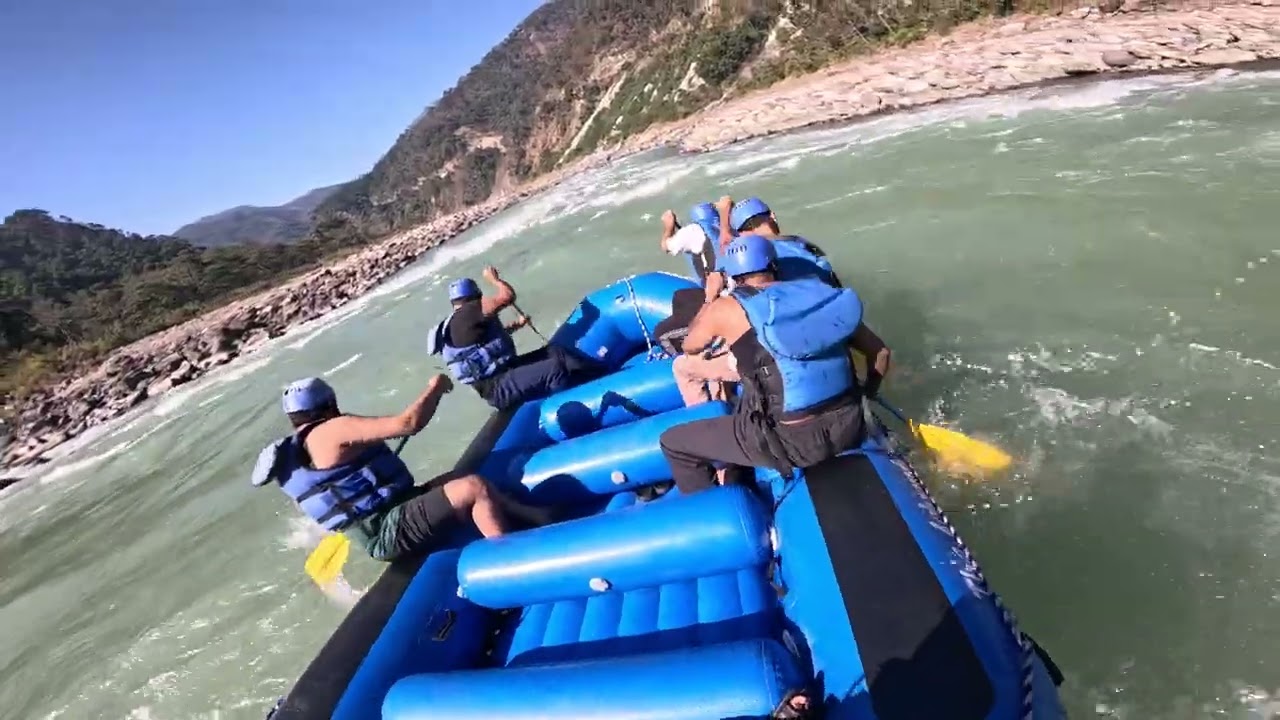 Rishikesh m rafting karte time nav Palat gayi