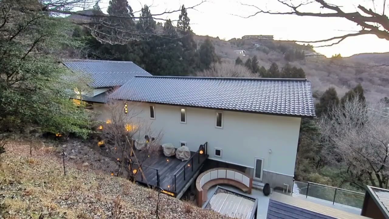 箱根　旅館　蔵樹　箱根神社の神域　通勤中に聞くだけで一日が、幸せに満ちる　夕方、灯りが入り始めた蔵樹の全景　BGM 月の光　ドビュッシー