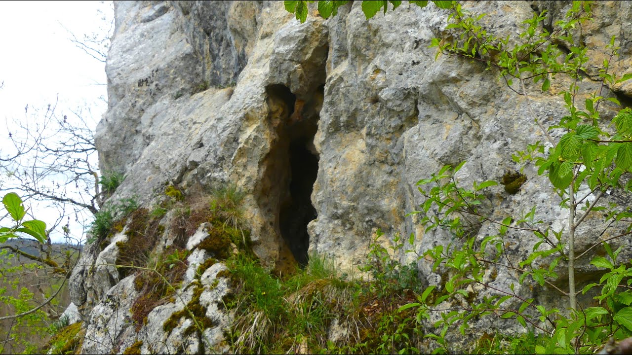 Schmaler Felsspalt führt tief in den Berg