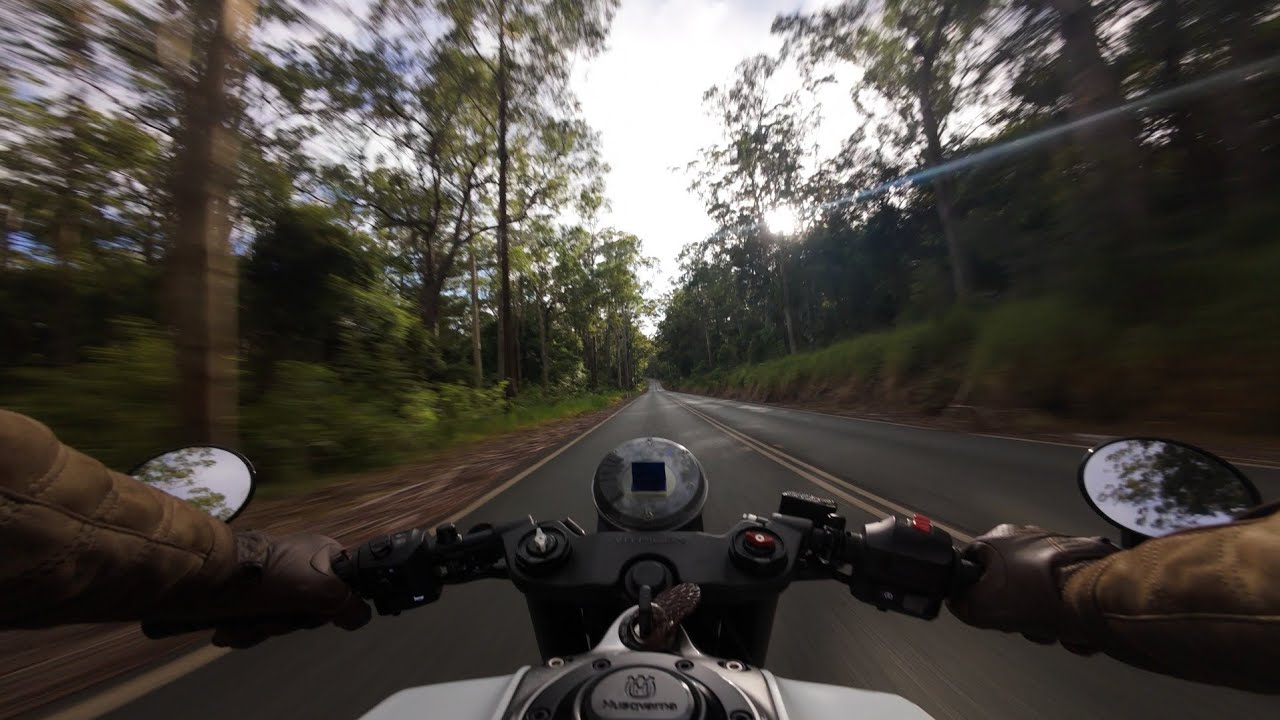 VITPILEN 401 - RIDING WEST AS THE SUN COMES UP
