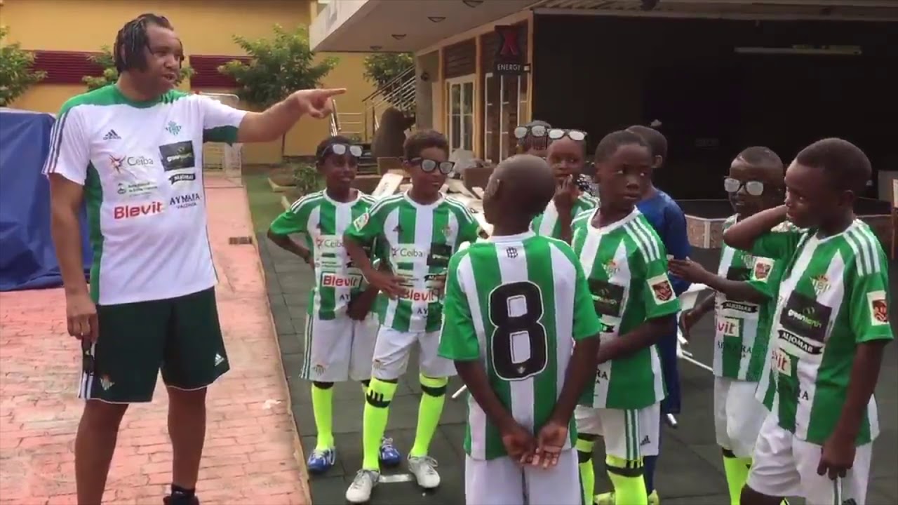 Las Clases de Benjamín sobre el Betis a los Niños de la Escuela de Guinea