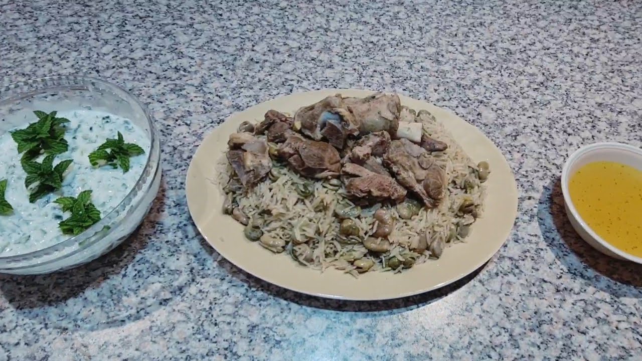 طريقة عمل تمن باقلاء ( رز بالفول ) على الطريقة الفلسطينه مع مقبلات الجاجيك🥗  بايدين الحجيه😇 وعاشوو