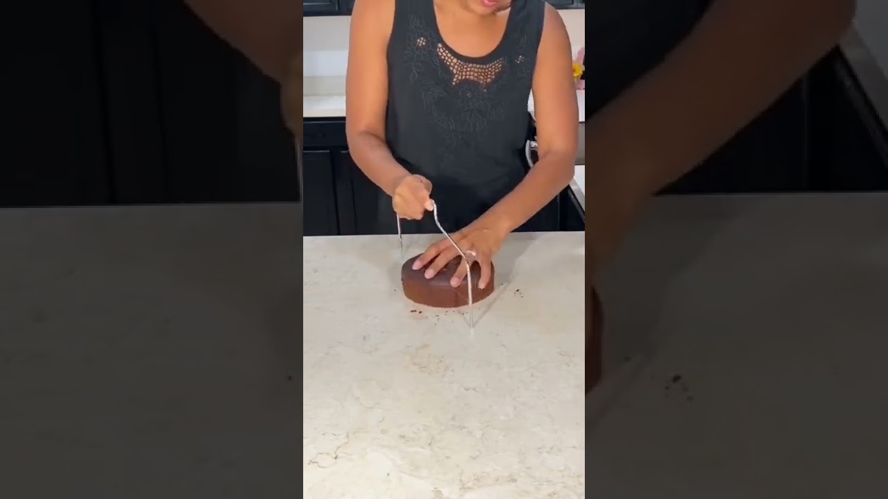 How to Trim the Top of a Cake using a Cake Leveler #shorts #cakedecorating