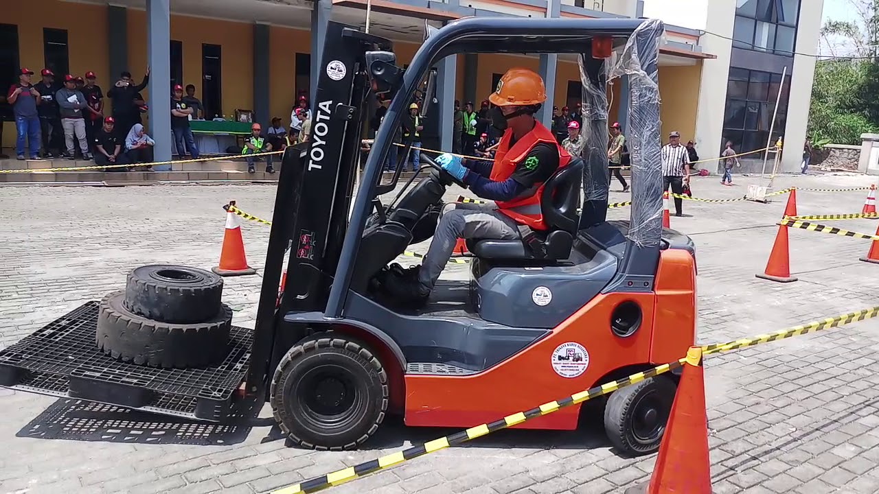 Cara cek awal sebelum mengoperasikan forklift