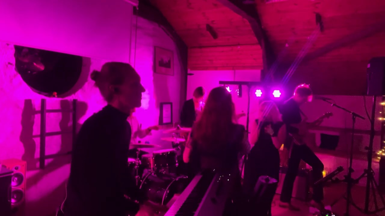 Let Me Entertain You - Instant Replay Bilebändi @ Mustion linna