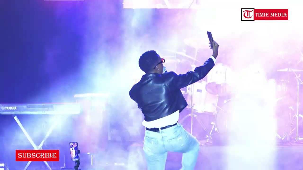 Azawi ngali performinga ku PARTY AFTER PATER elugogo with slow dance