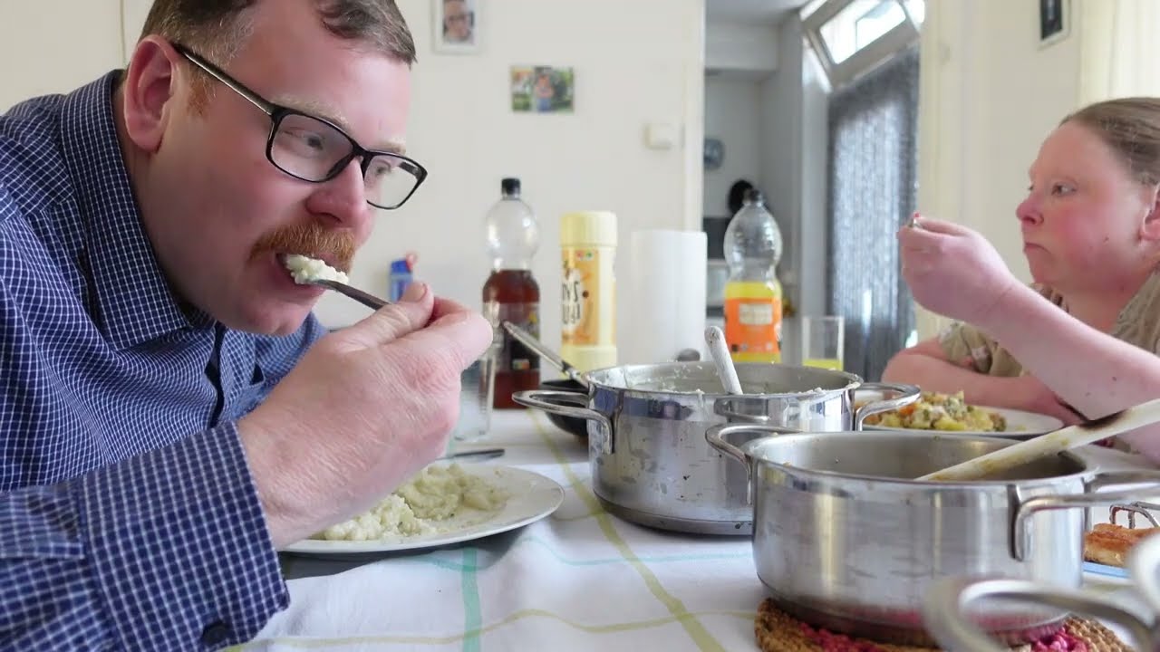 Linda gaat eten, maar heeft al snel niet zoveel trek meer