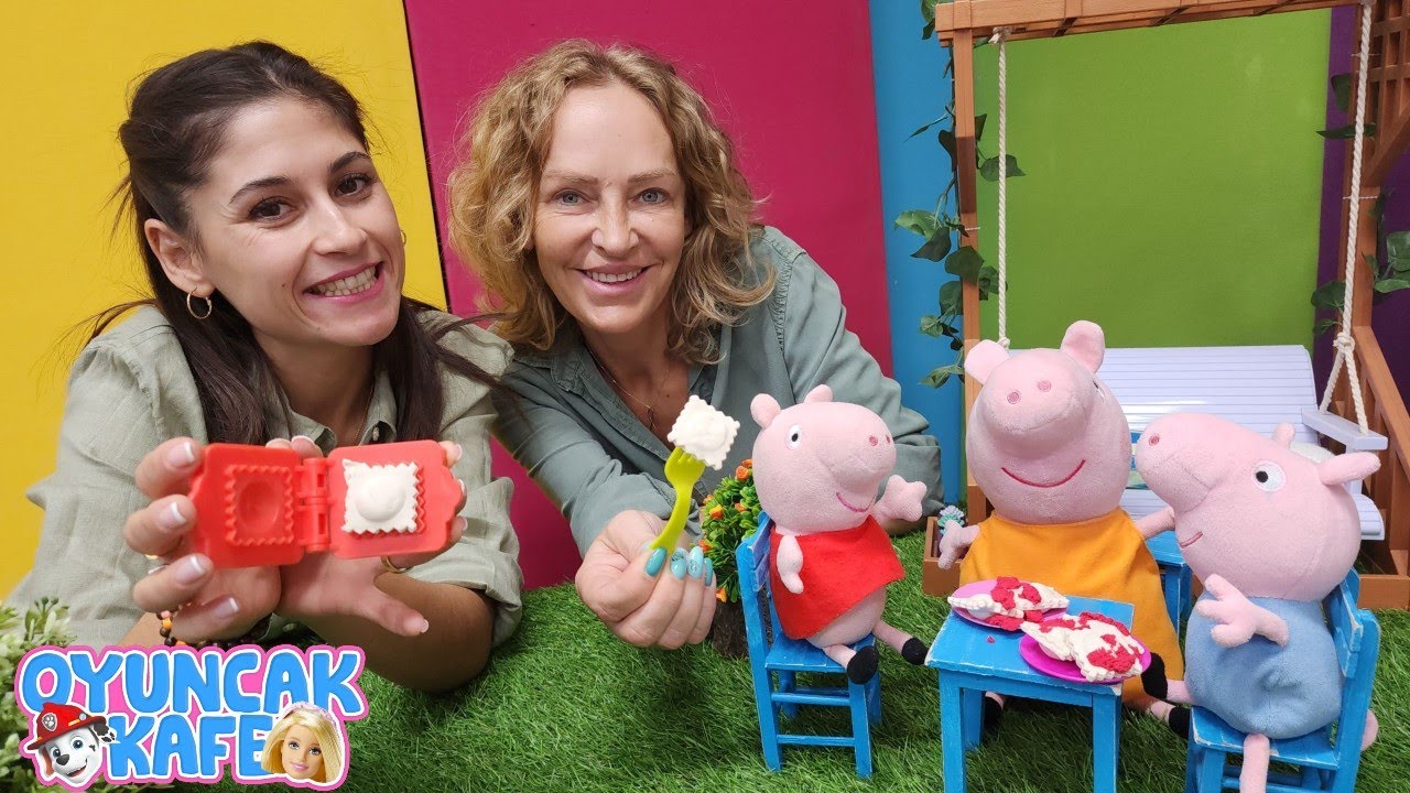 Ayşe ve Nicole ile Oyuncak kafe - Peppa ve George için Ravioli yapıyoruz. Çocuk videoları