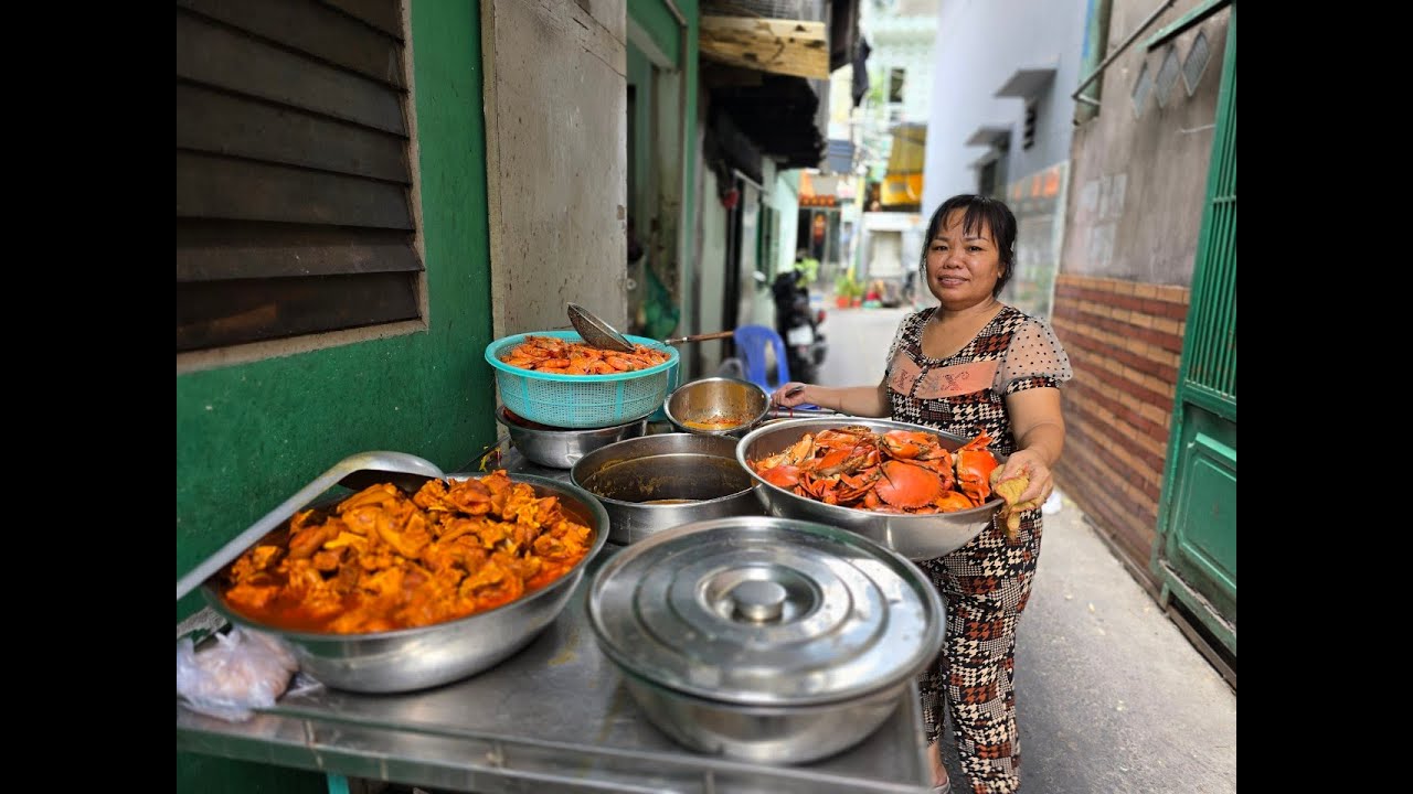 Trùm bánh canh cua Sài Gòn dùng kỹ thuật trộn gạch son và gia vị hấp dẫn