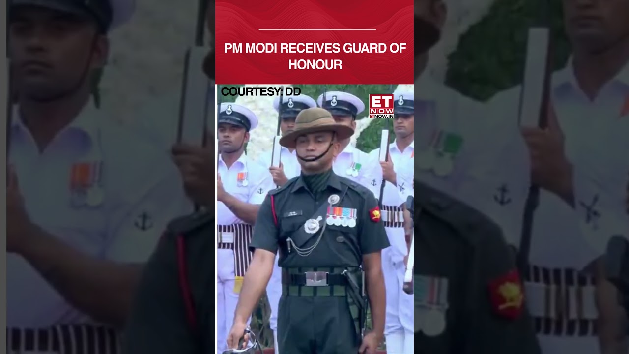 PM Modi Gets Guard Of Honour At Red Fort On 80th Independence Day | Watch Powerful Visuals