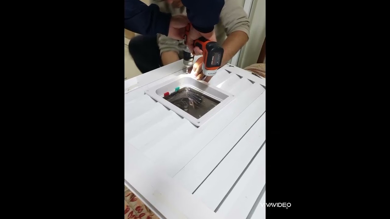 Portinha para Pet instalado em porta de alum&iacute;nio.