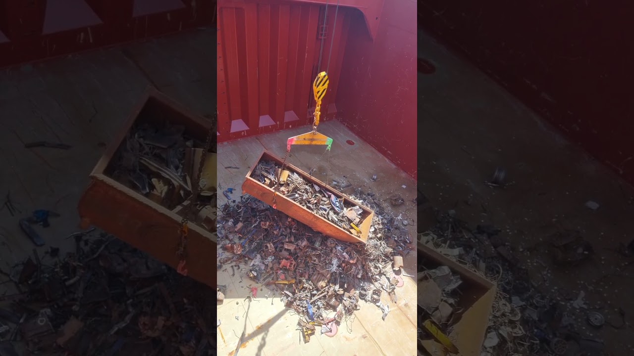 Brisbane Hurda Metal Y&uuml;klemesi | Loading Scrap Metal at Port of Brisbane