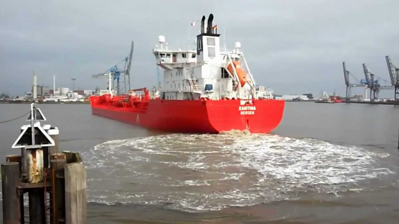 Xanthia IMO 9246152 Herrentor und 2 Sportboote in der Großen Seeschleuse Emden Binnenhaupt