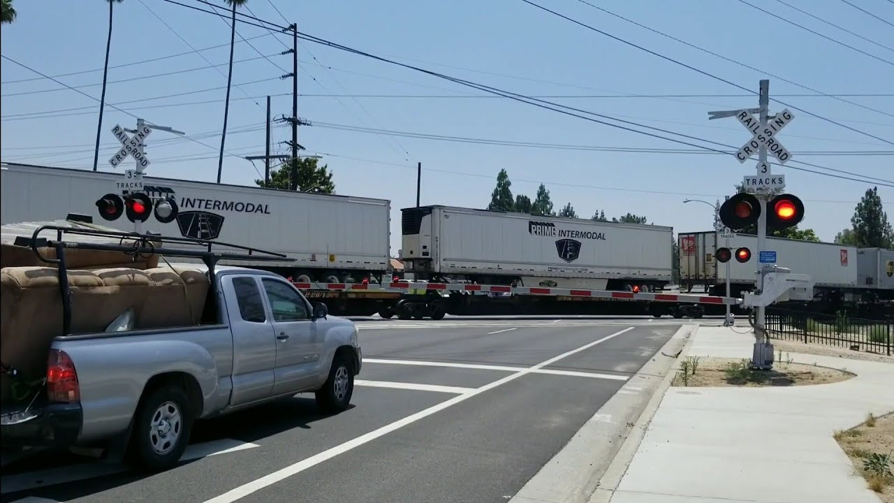 BNSF 7686 Intermodal passes Chicago Avenue, Riverside CA