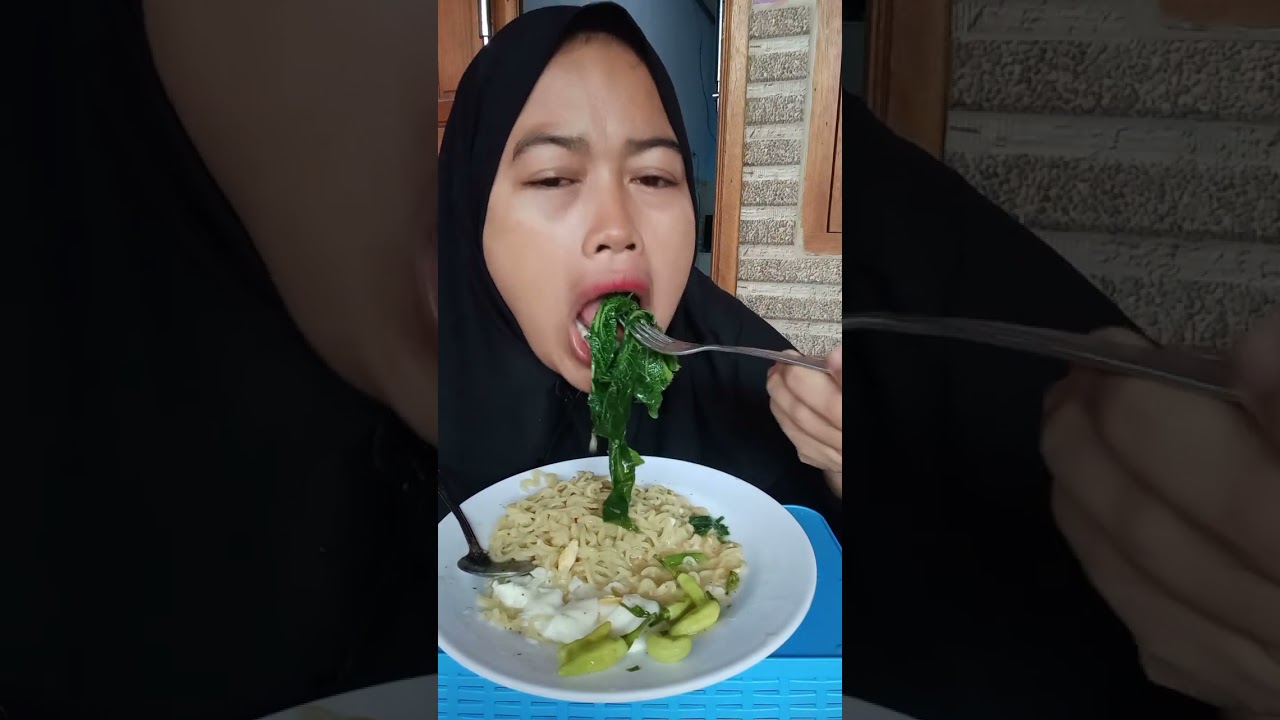 Makan mie lalap daun paya dan cabe pahit pedes 