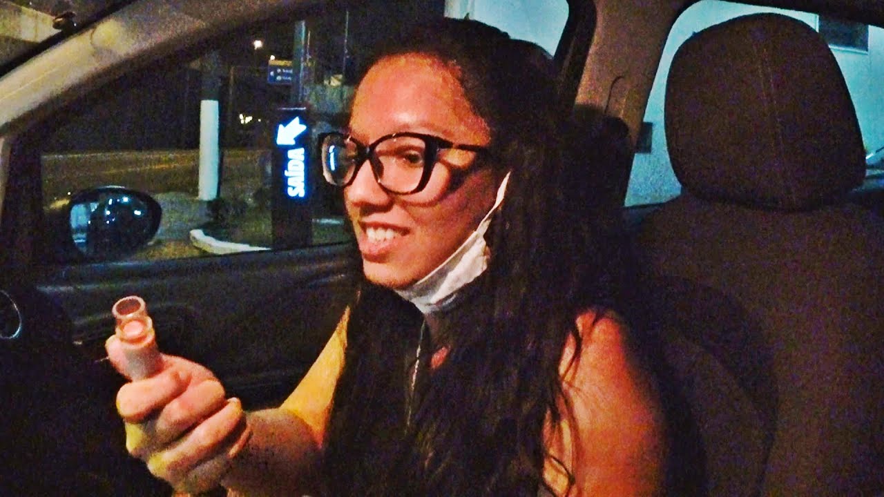 ELA ACHOU UM BATOM DE OUTRA DENTRO DO CARRO!😳 Putz...