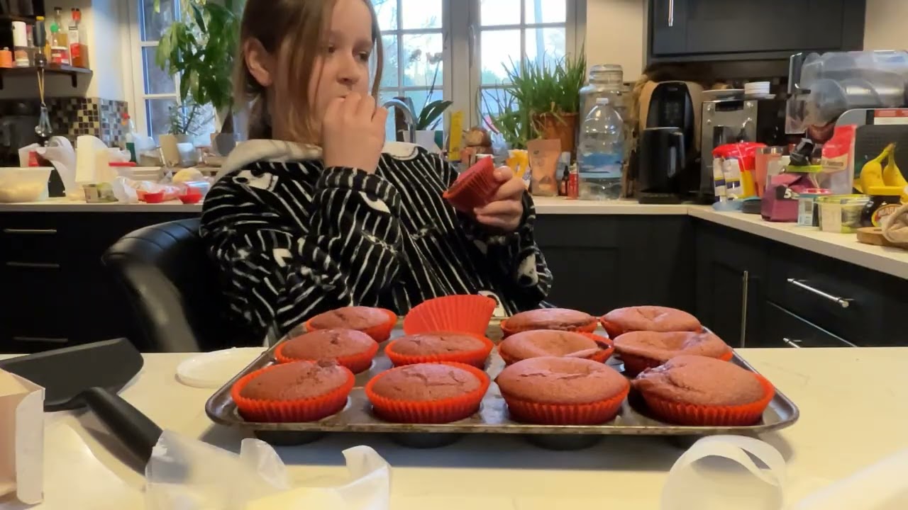 Decorate cupcakes with me! 🧁 (red velvet 😋🤤)