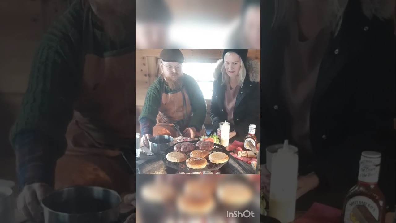Lisa Lake och jag grillar smarriga burgare i en grillkåta. Första filmen vi gör tillsammans.