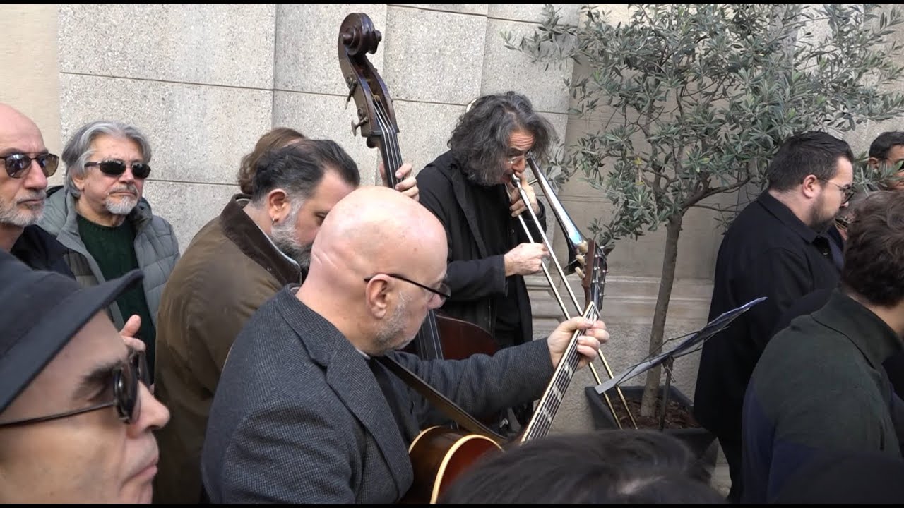 Bari, l&rsquo;ultimo saluto a Guido Di Leone: gli amici suonano in suo onore. &ldquo;&Egrave; stato musica e cultura&rdquo;