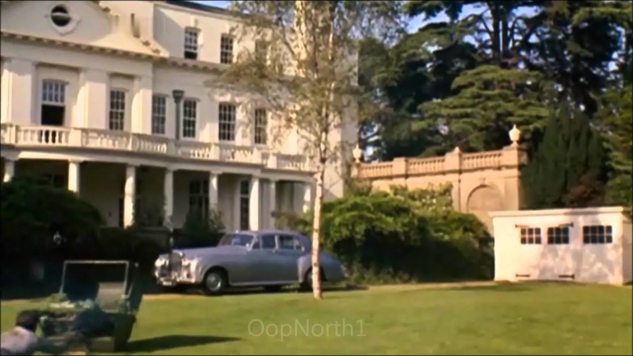 Richard E. Grant visits Pinewood Studios
