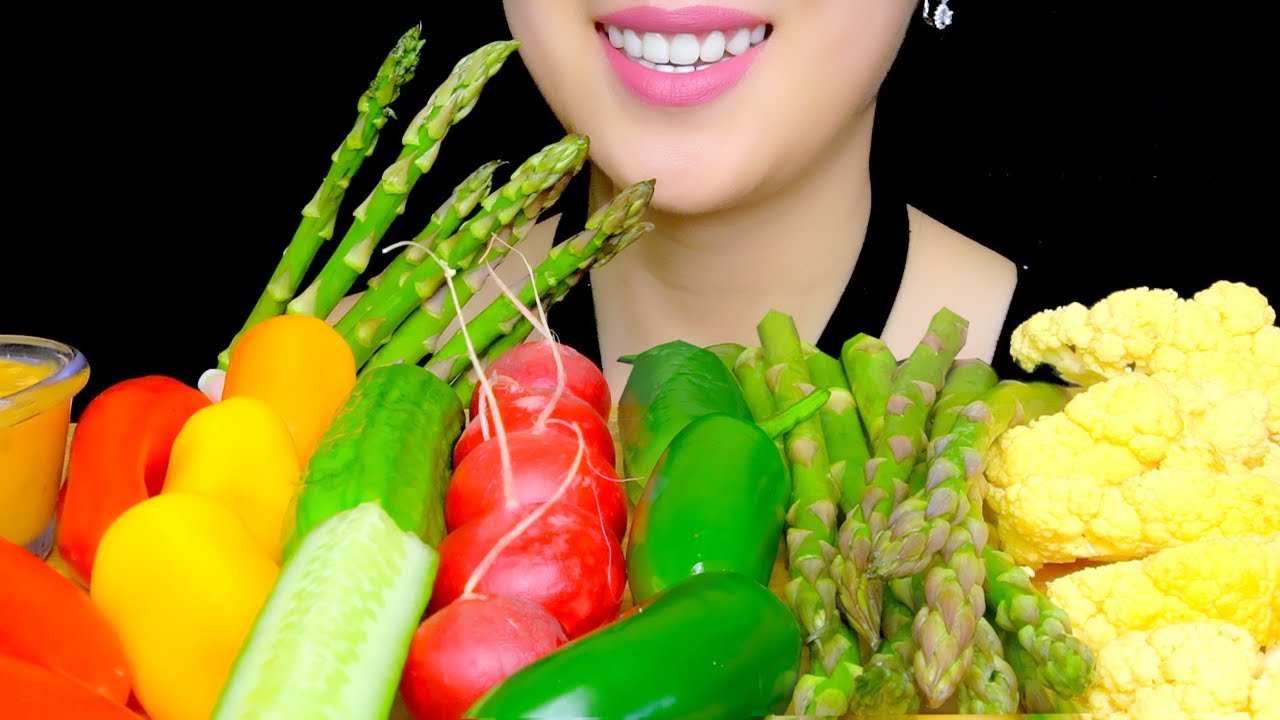 RAW VEGGIE PLATTER ASMR (ASPARAGUS, MINI PEPPERS, JALEPENO PEPPERS, RADISHES) | TracyN ASMR