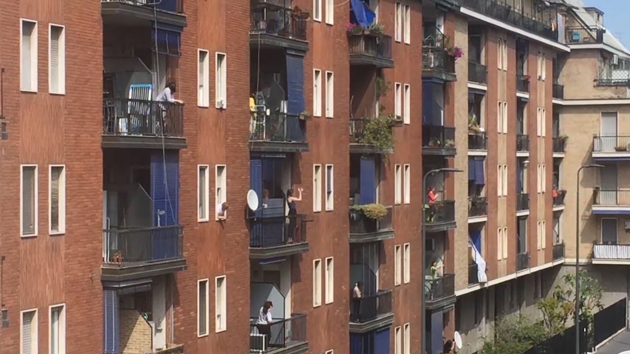 Con calles vacías y BelIa Ciao en los balcones Italia recordó los 75 años de la caída del fascismo