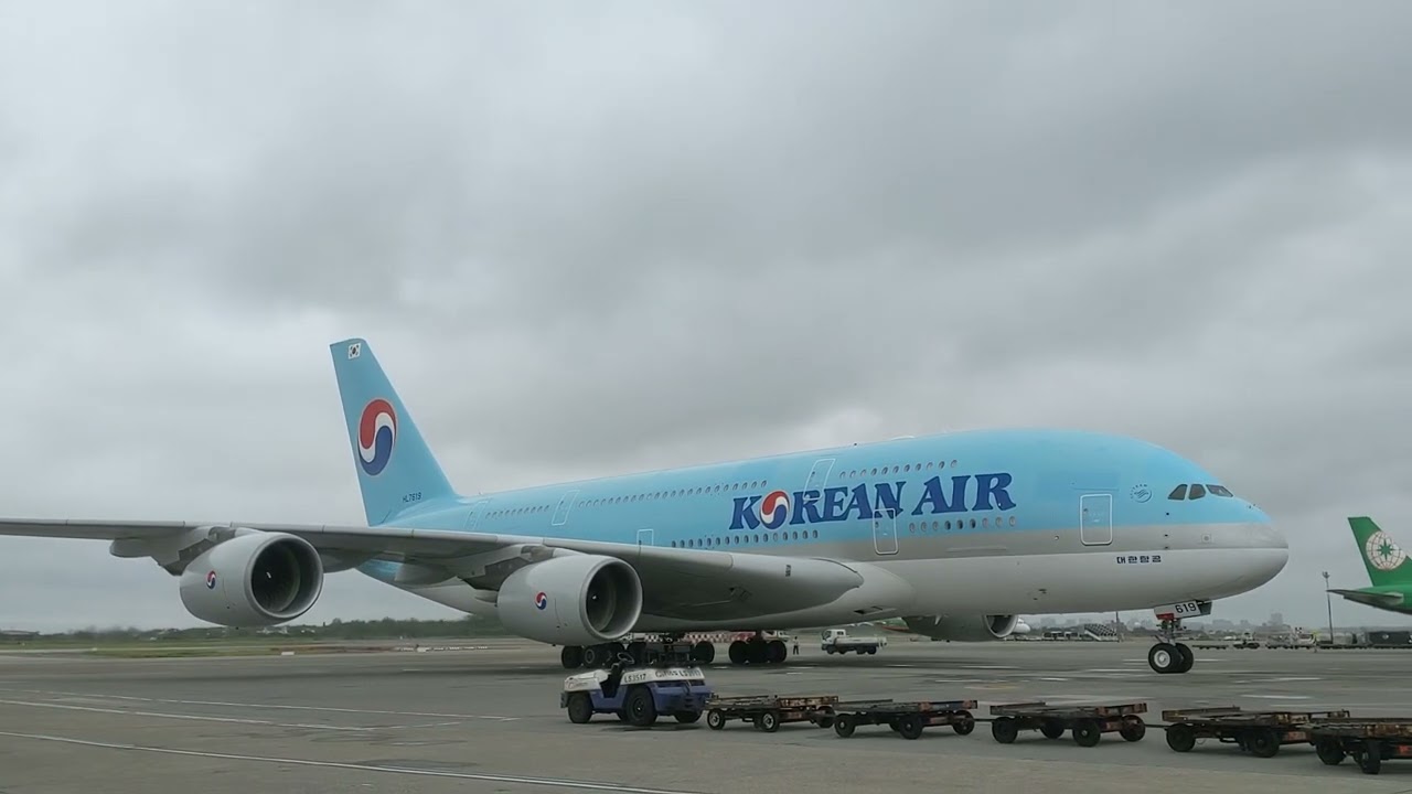 Korean Air A380-861 HL7619 taxi into gate C2 RCTP 8-Oct 23