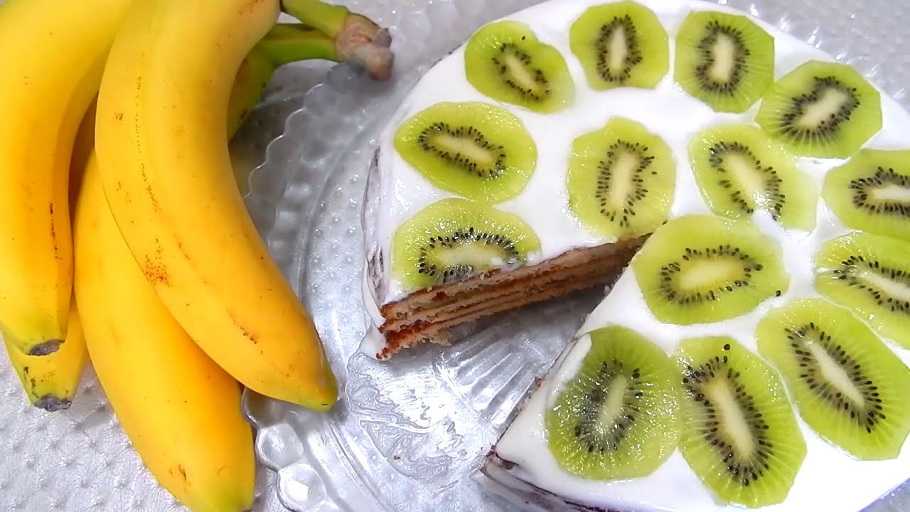 Торт без выпечки  из готовых бисквитных коржей с бананом и киви.