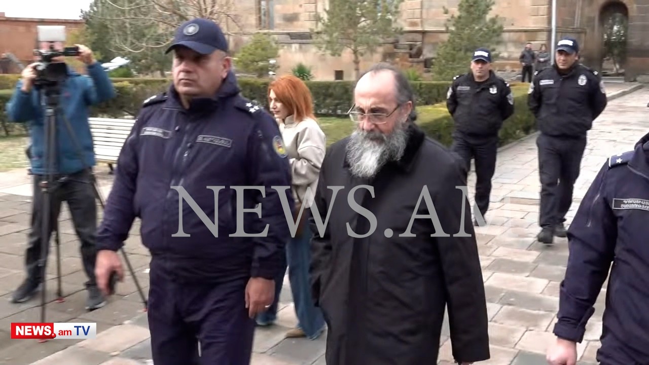 «Սրբազան ջան, ցավդ տանեմ». Միքայել Սրբազանը քաղաքացիներին օրհնելով մտավ եկեղեցի