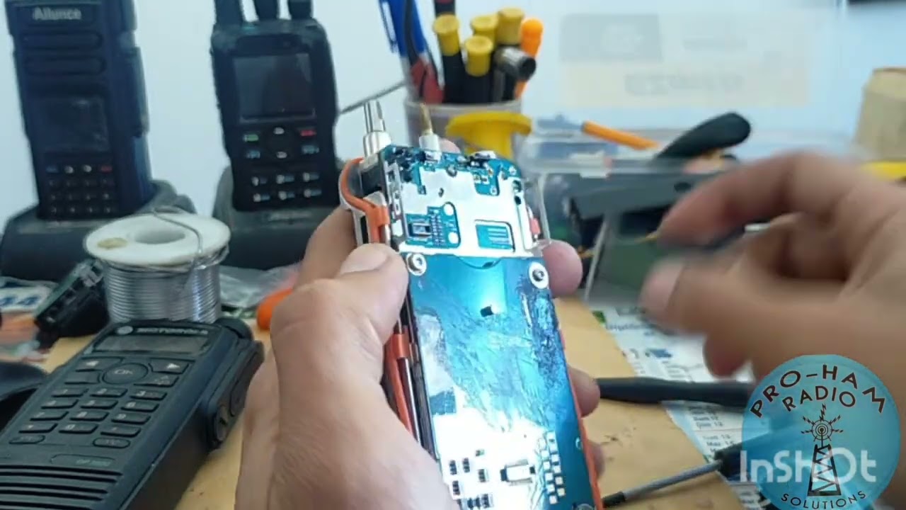 r&eacute;paration d'un poste radio Motorola DP3601