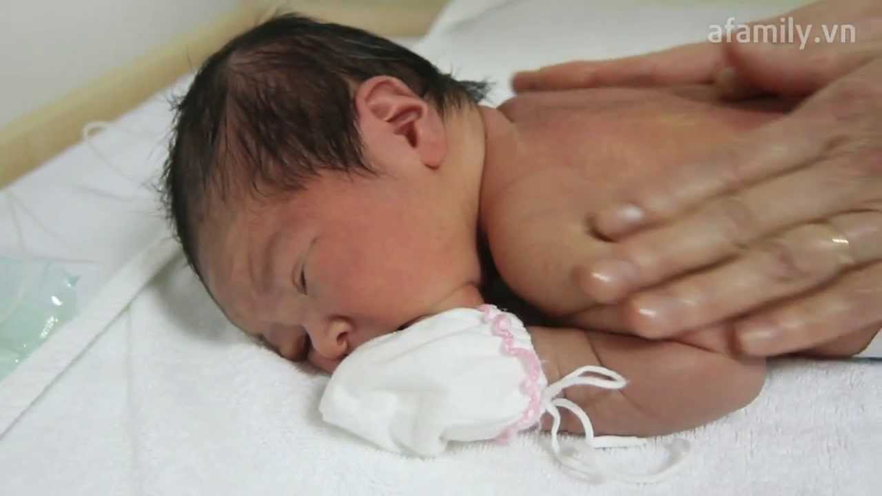 BV Việt Pháp HN - Massage cho bé: Giúp bé táo bón đi tiêu tức thì