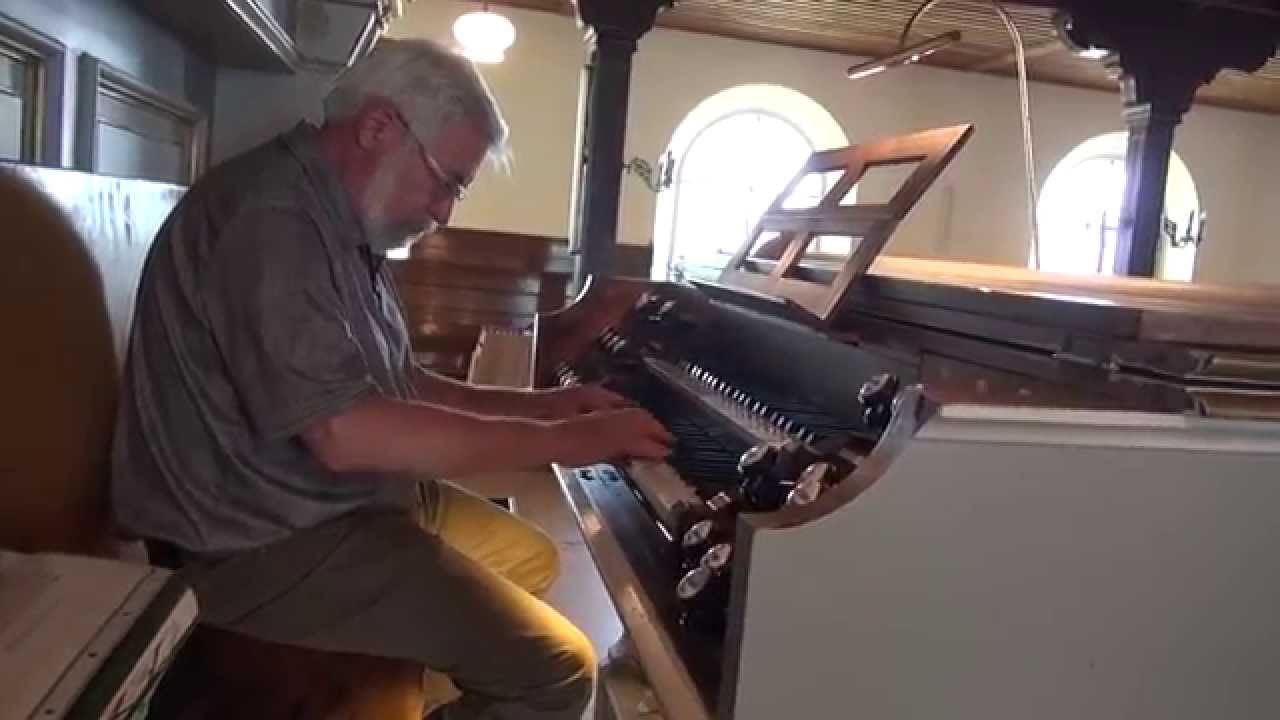 Prof. G&uuml;nter Schwarze an der EULE-Orgel in der Kirche zu Klix