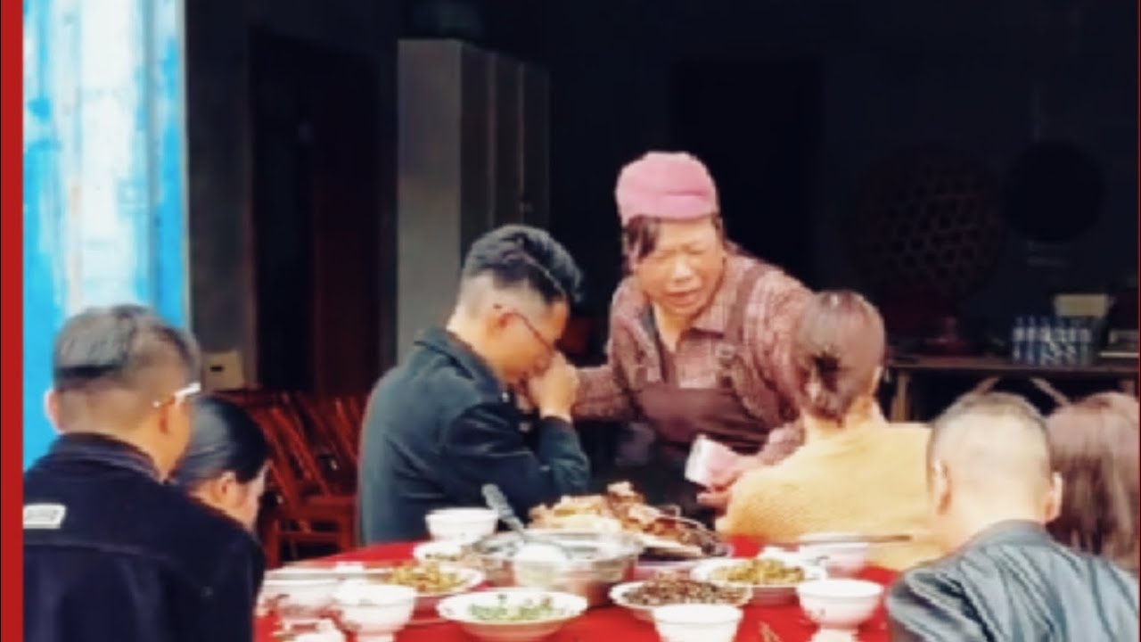 الام الصينية المسكينة كانت عاوزة تشوف اولادها فحصل حاجه مش متوقعه😱 اتحداك تعيط فى نهاية الفيديو 🥲