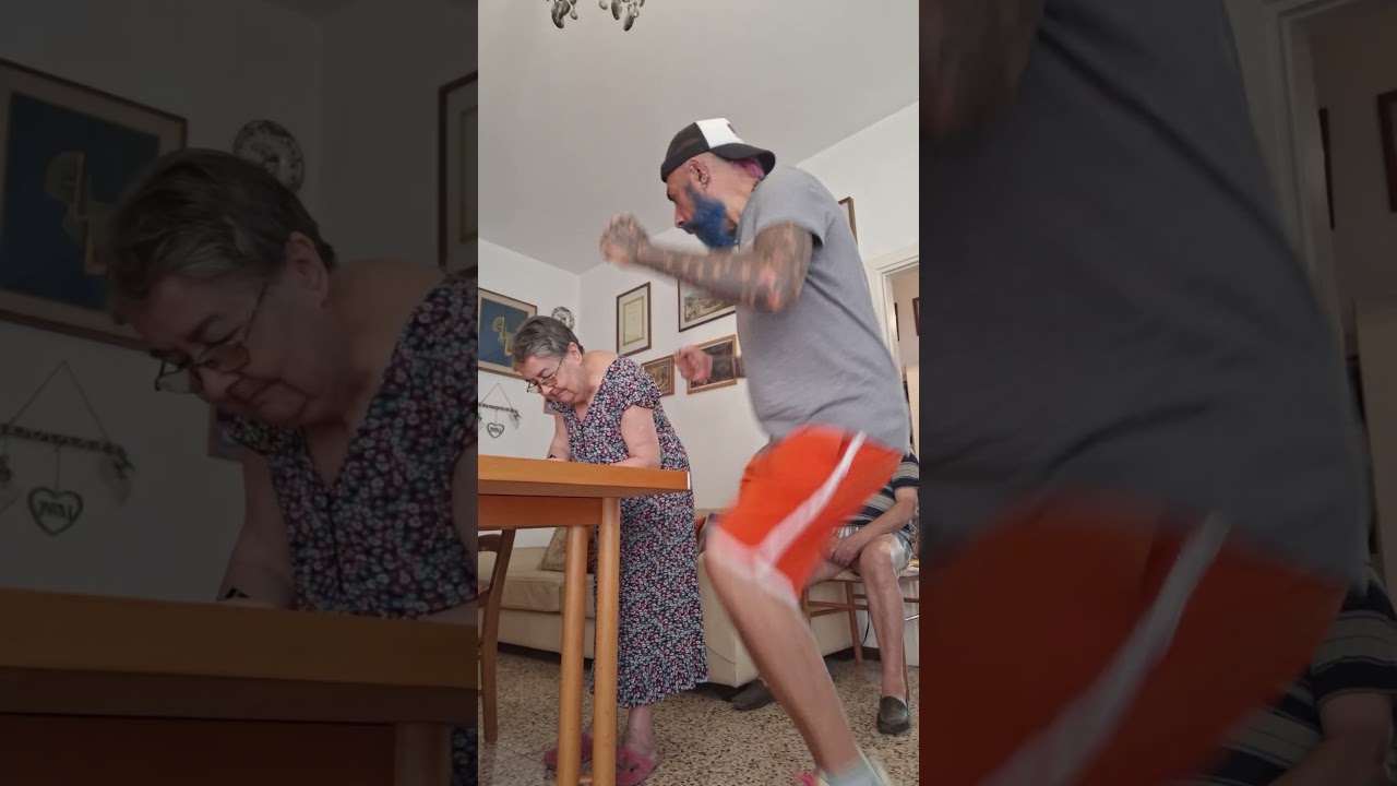 Da notare il basito che c'&egrave; in mia mamma 😬 #viralvideo