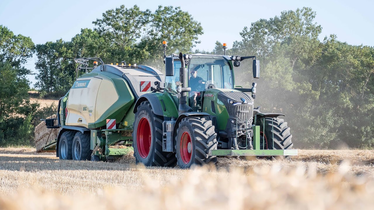 Paille 2025 - Fendt 728 et sa presse Krone - Fendt 410 et 414 / JCB 4220 - ETA Bonnin / SARL Chauvet