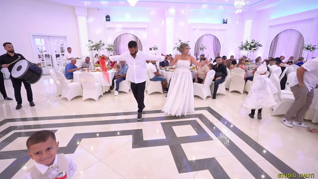 BANKETI  &. SINETLLKU  ALEKSI  £  ARISI  STUDIO  DAUTI
