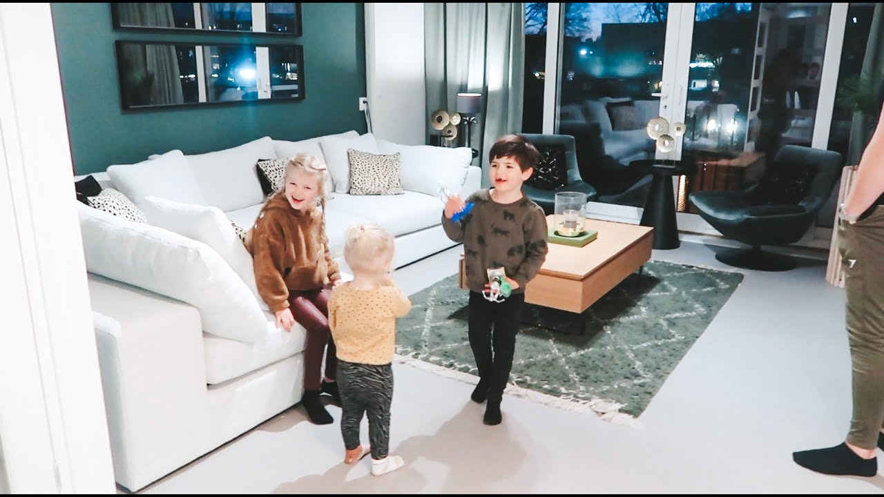 Hele woonkamer leeg! VERLIEFD op de nieuwe meubels // VLOG #127