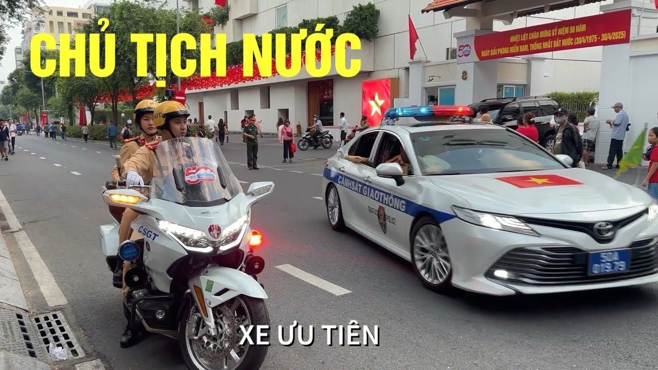 Dẫn đoàn Chủ tịch nước và lãnh đạo quân đội đến dự lễ diễu binh, diễu hành