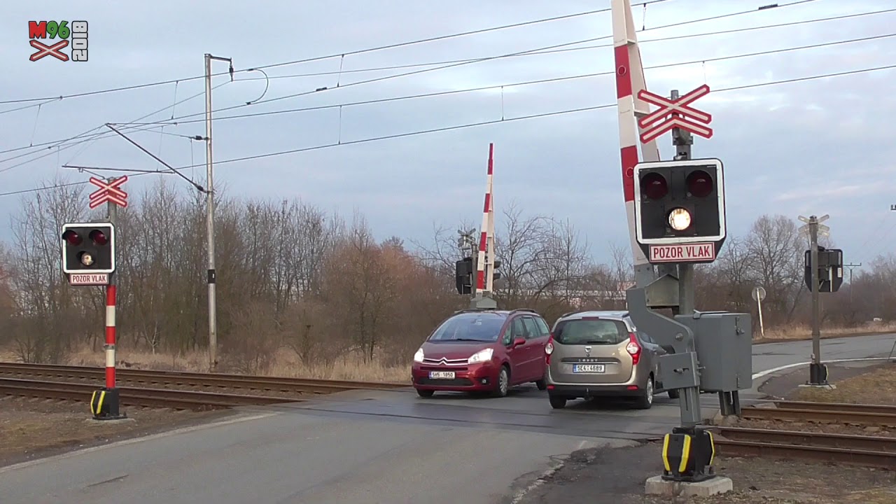 Železniční přejezd Hradec Králové-Březhrad #2 [P5368] - 10.3.2018 / Czech railroad crossing